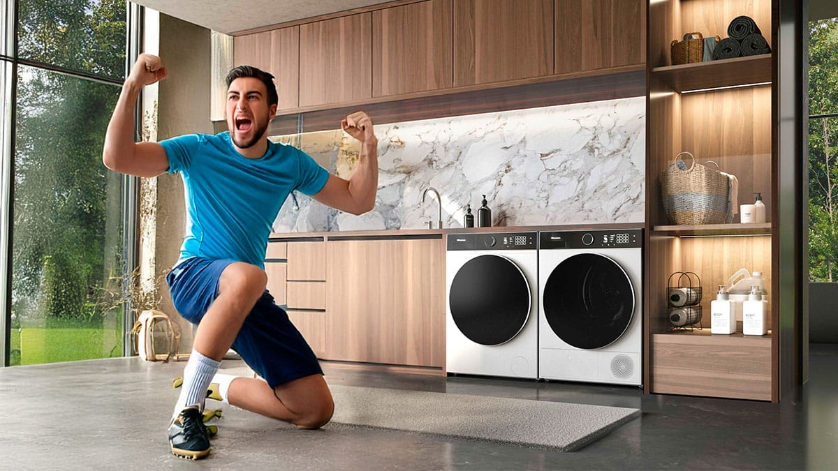 Ilustración de hombre apasionado por el Futbol, celebrando Mundial de Clubes FIFA 2025, junto a lavadoras de Hisense, mostrando que no se distrae de su pasión con lavar