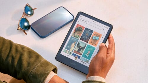 Un hombre sosteniendo un Kindle Colorsoft