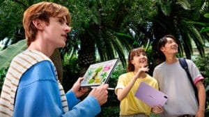 Fotografía de un estudiante con una HUAWEI MatePad 11.5. Fuente: Huawei