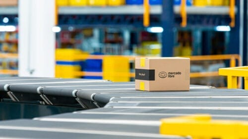 Captura de pantalla de la publicidad creada en su totalidad con inteligencia artificial, de Mercado Libre y Samsung