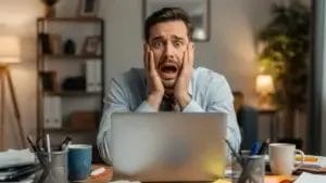 Trabajador preocupado frente a una laptop porque su jefe sabrá que no fue a la oficina, gracias a actualización de Microsoft Teams