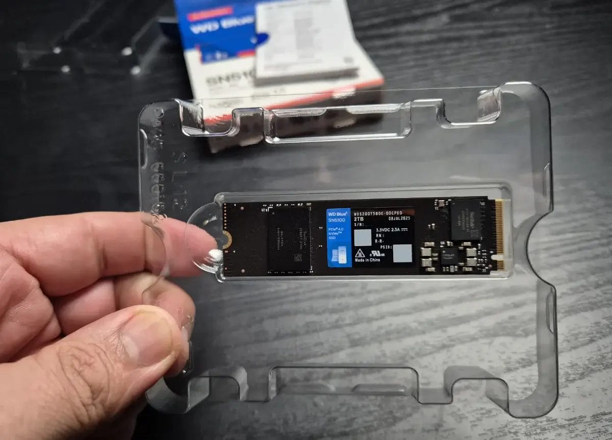  Fotografía de Caja (de fondo) y unidad SSD WD Blue SN5100 NVMe 2TB